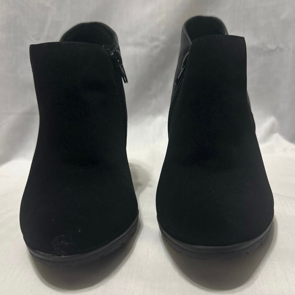 White Mountain sweet pea women’s suede ankle booties size 7.5 only tried on once - Picture 3 of 12